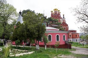 Топловский монастырь и Храм святого Луки-врачевателя.