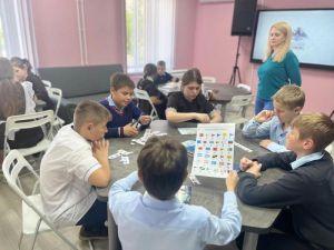 Интерактивная викторина «Гордо реет над страною»