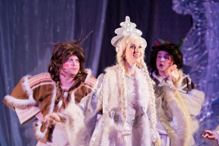 Юлия Высоцкая https://sevtyuz.ru/playbill/plays/show/den-rozhdeniya-snegurochki/