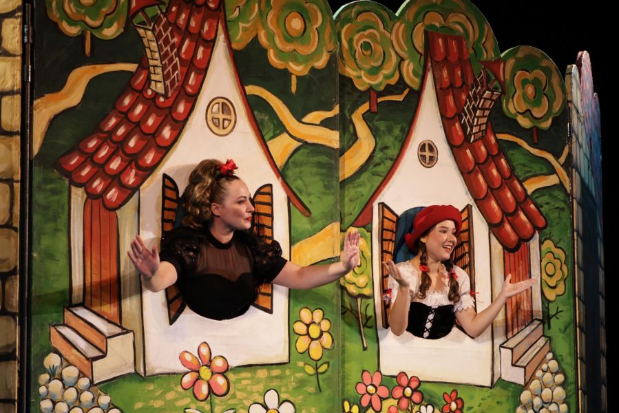 Анна Катаева https://sevtyuz.ru/playbill/plays/show/zdravstvuj-krasnaya-shapochka/