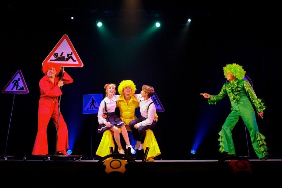 Юлия Высоцкая https://sevtyuz.ru/playbill/plays/show/deti-ostorozhno/