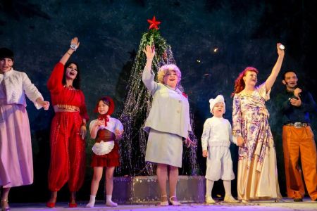 Анна Корнилова https://sevtyuz.ru/playbill/plays/show/pesnya-dlya-deda-moroza/